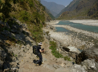 Peter na ceste údolím rieky Budhi Gandaki