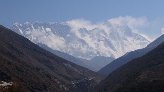 Nuptse (7 861 m), vrchol Everestu (8 848 m) a Lhotse (8 516 m) z dnešnej cesty do Dingboche.