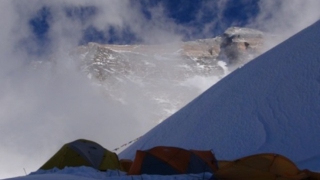 Tábor v Severnom sedle a vrchol Chomolungmy.