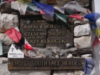 Pamätník chlapcom, ktorí zahynuli v južnej stene Lhotse.