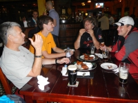 Paľo, Maroš, Rudy a Štěpán pri poslednej večeri v Islamabade.
