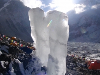 Základný tábor EBC (5 300 m) na ľadovci Khumbu.
