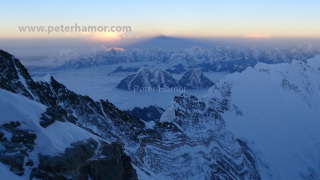 Východ slnka a tieň Everestu z výšky 8000 m.