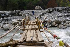 Jeden z drevených mostov cez rieku Siyar Khola.