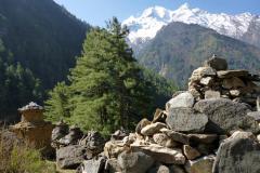 Mani stones a čorten na ceste do Chhokang Paro.