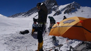 Horia v tábore vo výške 6 800 m.