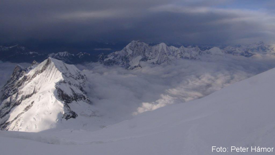 05-Naike Peak (6 211m) z bivaku pod Severným sedlom