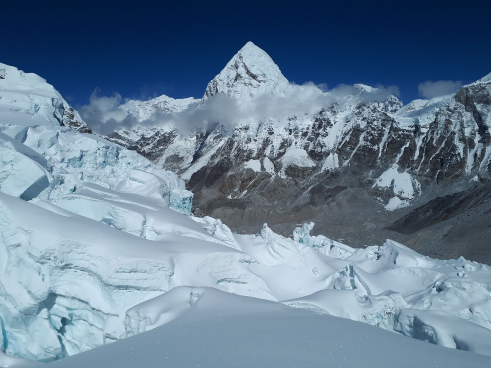 Pumori z ľadopádu Khumbu