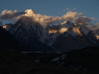„Žiarivá stena“ Gasherbrumu IV.