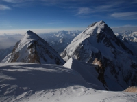 Pohľad na Gasherbrum I a Gasherbrum East z výšky 7 700 m.