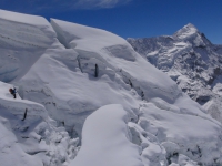 Horia medzi ľadovcovými trhlinami počas zostupu z vrcholu.