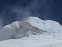 Bottleneck previsnutý serak a vrchol K2.