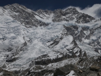 Z ľava do prava - Yalung Kang, hlavný, prostredný a južný vrchol Kangchenjungy.