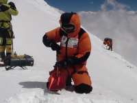 Kopanie plošiny pre stan vo výške 7 600 m.