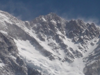 Vrcholové svahy a hlavný vrchol Kangchenjungy.