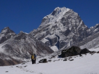 Taboche Peak (6 367 m) z Chubejung Kharka.