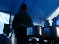 Kamal pripravuje tradičný ranný tibetský čaj.