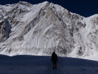 Konečne sme v Západnom kotli CWM, ľadopád máme šťastne za sebou a pred nami stenu Nuptse (7 861 m).