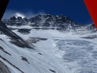 Západná stena Lhotse z predsunutého základného tábora ABC (6 400 m).