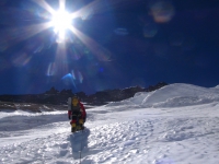 Horná časť steny a skalnatý vrcholový hrebeň Lhotse počas výstupu do C 4.