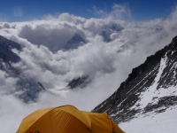 Pohľad na vrchol Pumori z posledného tábora vo výške 7 850 metrov.