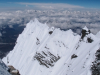 Pohľad z vrcholu na ostrý vrcholový hrebeň Lhotse.