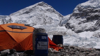 Môj stan pod ľadopádom Khumbu a Západným ramenom Everestu.