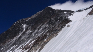 Juhozápadná stena -vrchol Everestu a južné sedlo z výšky 7 000 m.