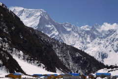 Dedinka Bimtang a západná stena Manaslu.