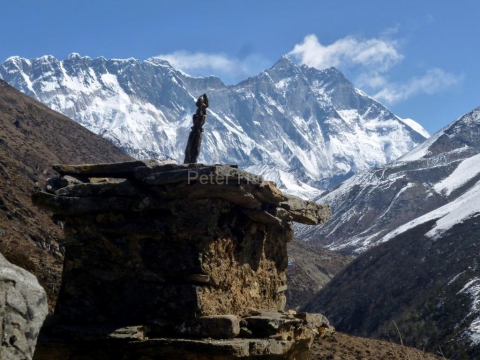 Vrchol Mount Everestu a južná stena Lhotse.