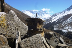 Mani stones a južná stena Lhotse s vrcholom Everestu.