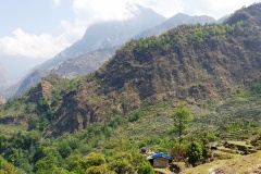 Dedinka Khamla v údolí rieky Myagdi Khola.
