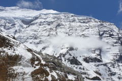 Veľká bariéra a severozápadný hrebeň Dhaulágirí.