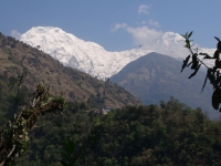 Annapurna South (7 219 m) a dedinka Jhinudanda známa svojimi teplými prameňmi.