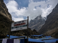 Strechy Deurali a vstup do sanktuária Annapurny.