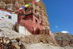 Jaskynný kláštor Nifuk Gompa v dedine Chhoser.