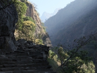 Romantická cesta údolím rieky Budhi Gandaki do Tatopani.